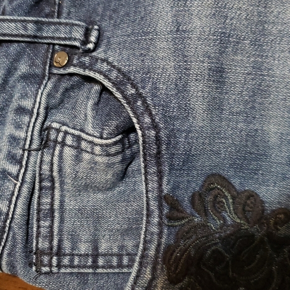 Earl Jean's with Flower Embroidery - Picture 8 of 10